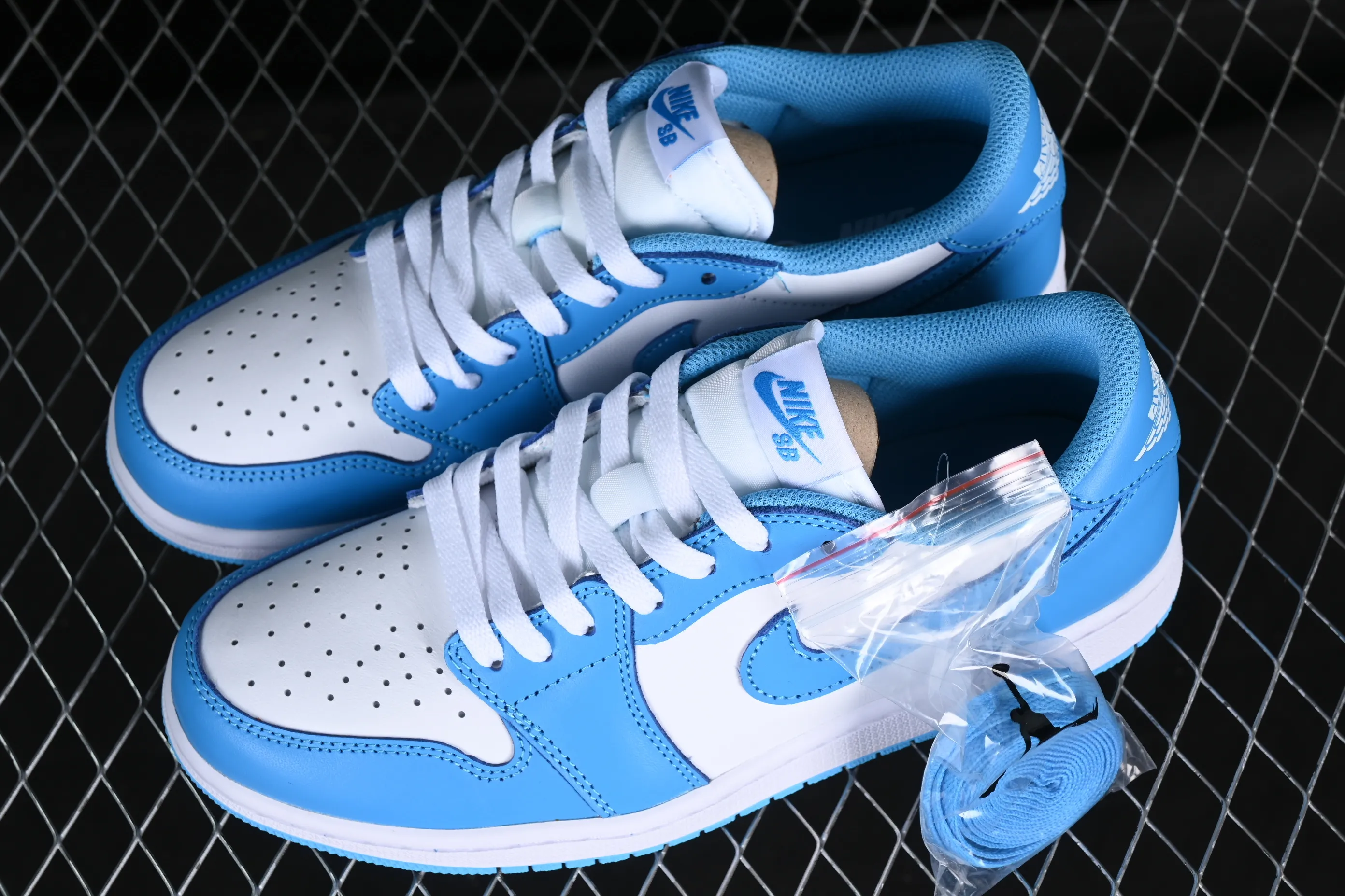 All categories Air Jordan Jordan series basketball shoes Air Jordan 1 Low G version pure original Nk SB x Air Jordan 1 Low AJ1 Joe 1 joint North Carolina blue full head layer low-top basketball shoes CJ7891-401